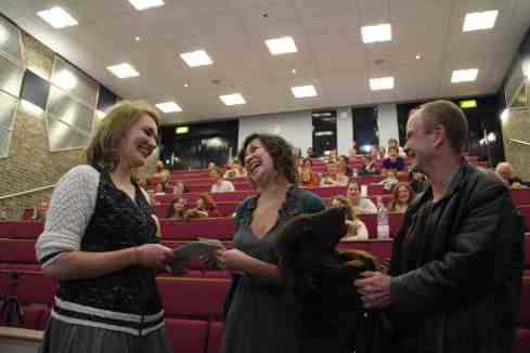Sarah receives her award from Maria-Paz and Glenn. 